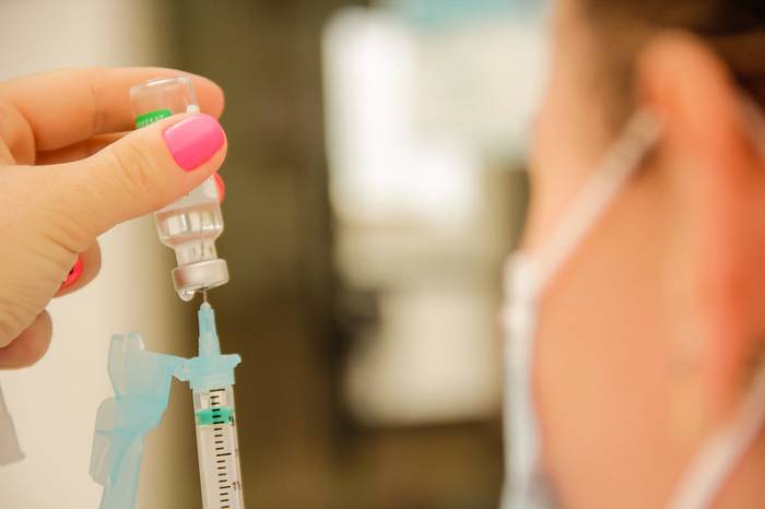 Profissionais da Educação, que integram esse grupo prioritário, devem fazer a vacina nas dez UBSs, onde será aplicada a primeira dose da Pfizer