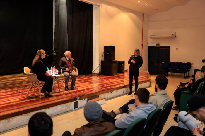 Palestra realizada na UFPel foi conduzida pelo escritor pelotense e um dos facilitadores dessa relação, Luiz Carlos Lessa Vinholes