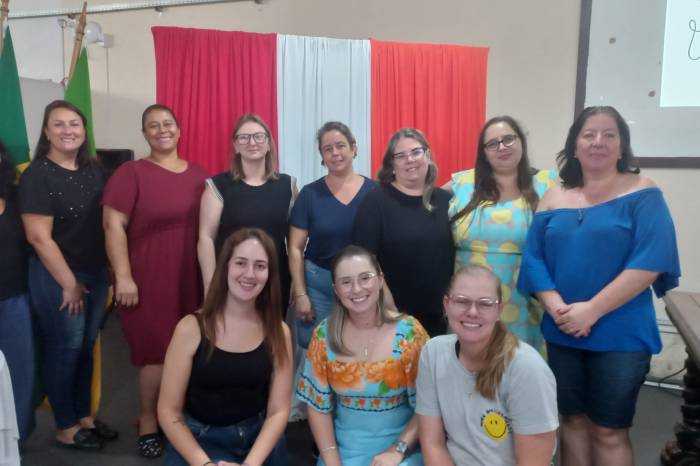 A troca de saberes entre diferentes gerações de educadores é destaque nesta edição