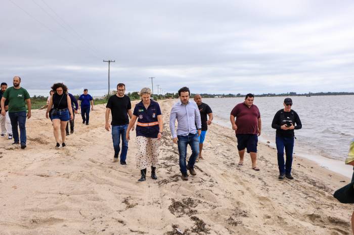 Acompanhada de gestores municipais, prefeita conversou com os moradores e explicou os próximos passos para a recuperação provisória do local