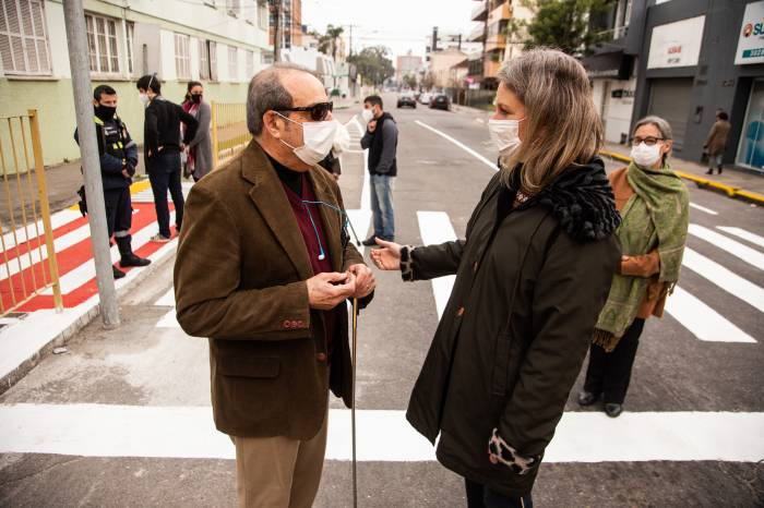 Prefeita vistoriou a nova sinalização na rua Andrade Neves, em frente à Escola Louis Braille