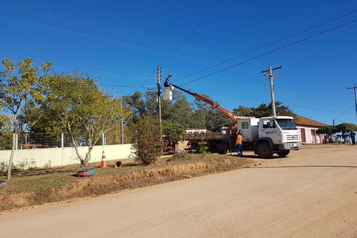 Vila da Fumaça é a localidade beneficiada com os serviços do setor de Eletrificação Rural da Prefeitura. Trabalho é da SDR