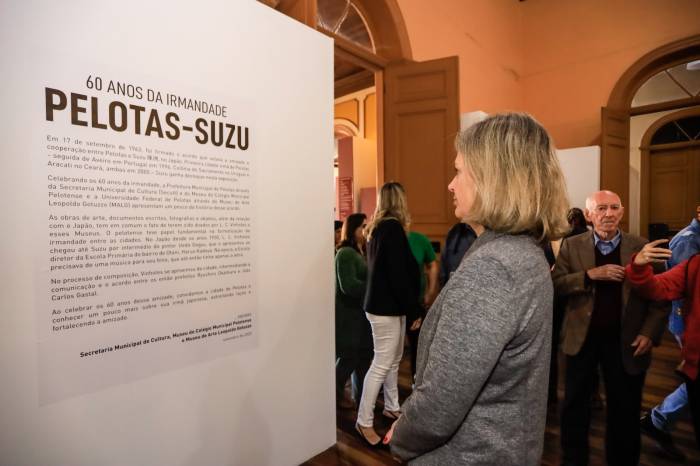 Obras de arte, documentos escritos, fotografias e objetos do acervo de Luiz Carlos Vinholes são expostos à visitação pública no Malg