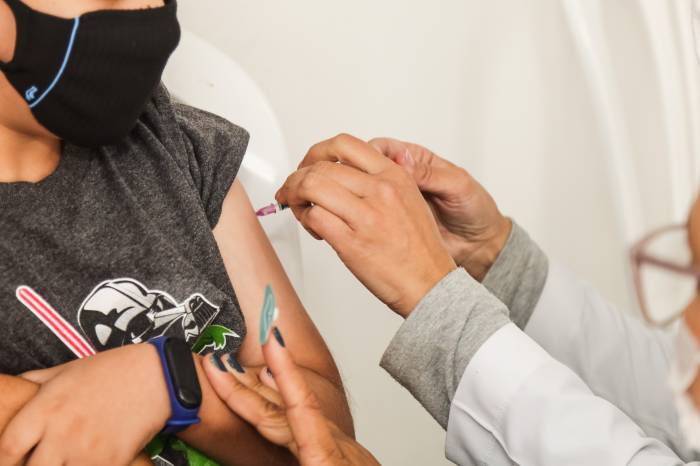 Pais e responsáveis podem levar os pequenos à Unidade de Vacinação Infantil, ao Mercado Público e ao Trailer da Vacina para se vacinar contra a Covid-19. O público com 3 anos poderá ser imunizado a partir de quinta-feira