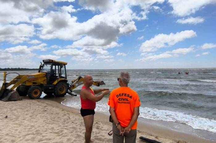 Foram retirados pedras e cacos de vidro do entorno da estrutura, localizada à esquerda do chafariz do balneário Santo Antônio, em direção ao Barro Duro