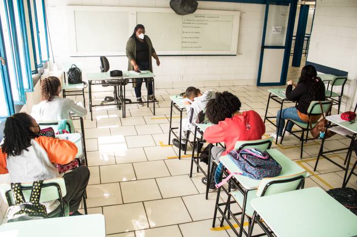 Sistema mescla aulas presenciais e remotas e já atinge 30% dos matriculados na rede municipal em 2021