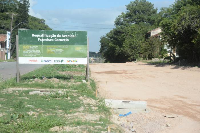 Parte estrutural do novo pontilhão já está finalizada. Serviços de requalificação da avenida estão 35% concluídos