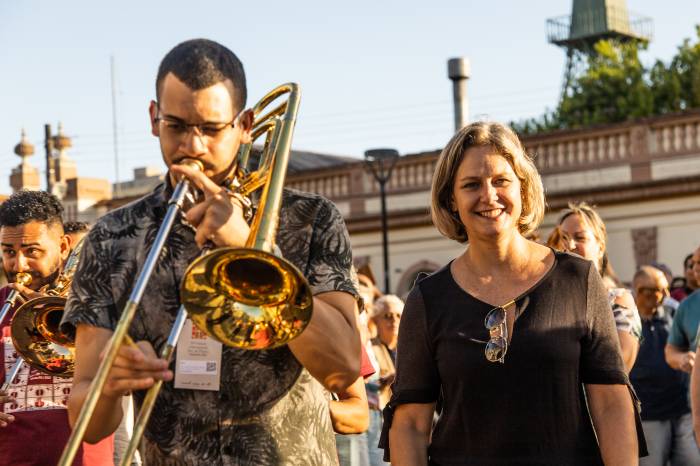 Desfile de músicos pelas ruas do Centro marca o início da 11ª edição do festival que volta a ser realizado após dois anos