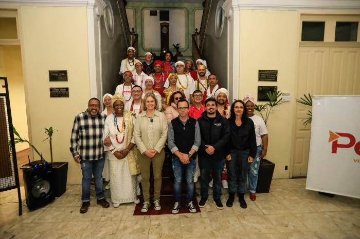 Treze representantes de casas religiosas e seis do poder público municipal foram empossados pela prefeita Paula