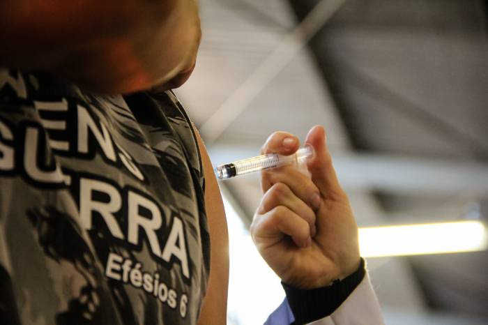 Neste sábado (16), idosos com 60 ou mais, que já tenham completado seis meses desde a segunda dose, receberão o reforço