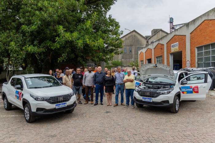 Prefeito Marroni participou da cerimônia de entrega. Carros foram adquiridos com recursos de emenda da então vereadora Cristina Oliveira