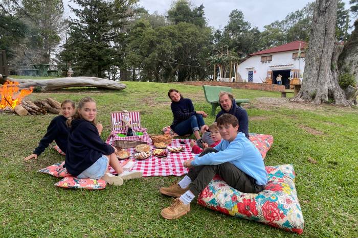 Casal e quatro filhos permanecem cerca de três dias no parque Stone Land, na Cascata, empreendimento turístico da colônia de Pelotas
