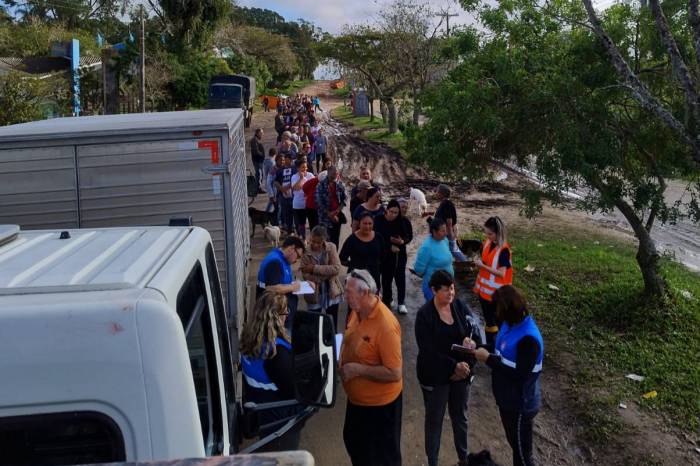 Entrega realizada nesta quinta-feira (20) dá segmento ao trabalho iniciado na semana passada. Ação visa auxiliar moradores na recuperação das residências atingidas pela enchente