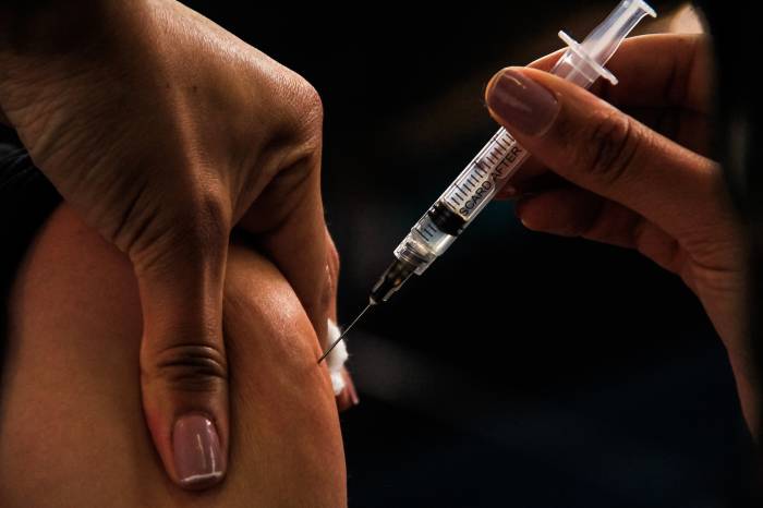 Informe Técnico repassado pela Secretaria Estadual da Saúde orienta que o reforço pode ser feito com todas as vacinas disponíveis até agora: CoronaVac, AstraZeneca, Janssen ou Pfizer