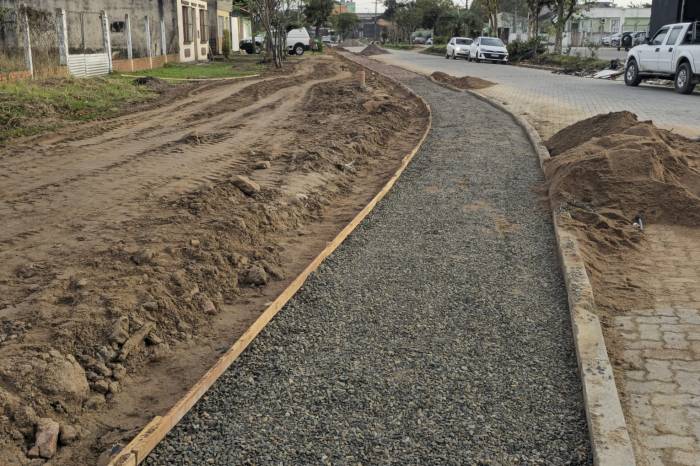 Equipes executam redes de drenagem, passeios públicos e acessibilidade