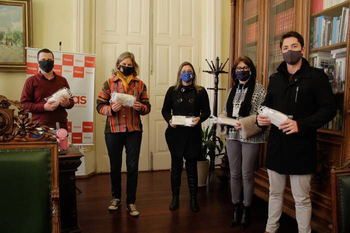 Entrega do material ocorreu nesta quinta-feira (2) no gabinete da prefeita