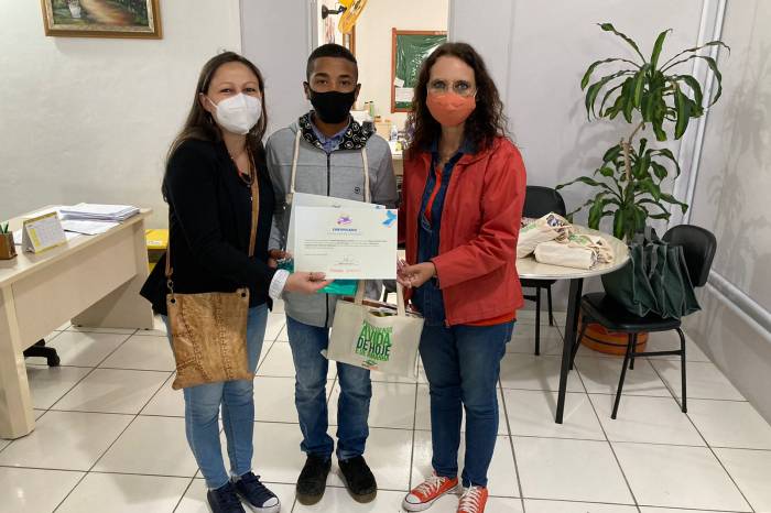 Três alunos da rede municipal foram premiados. O primeiro lugar, pertence a uma comunidade quilombola e recebeu um tablet pela redação sobre Histórias e Trajetórias das Mulheres Pelotenses, redigida em março, alusiva ao Dia Internacional da Mulher
