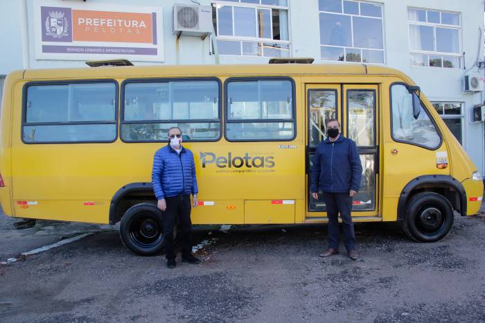 Veículo, antes utilizado no transporte escolar de alunos da zona rural, foi reformado pela Secretaria de Serviços Urbanos e Infraestrutura, e transportará os integrantes do projeto de ressocialização do Pacto Pelotas Pela Paz