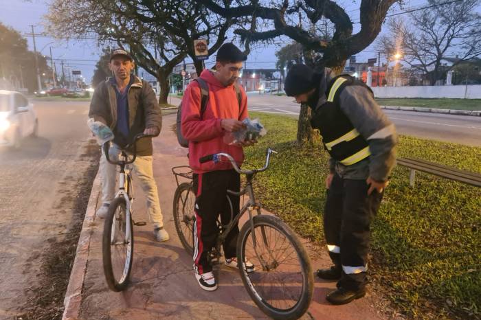 Cedinho, entre as 6 e as 8h na quarta-feira (17), na ciclovia da avenida Domingos de Almeida, trabalhadores ciclistas receberam arnês e adesivos reflexivos para as bicicletas. Os brindes foram entregues por agentes de Trânsito
