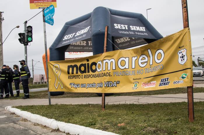 Apresentações teatrais foram realizadas nos semáforos em frente ao Shopping Pelotas, para conscientizar condutores e pedestres acerca da importância de promover segurança no trânsito, reduzindo o número de acidentes