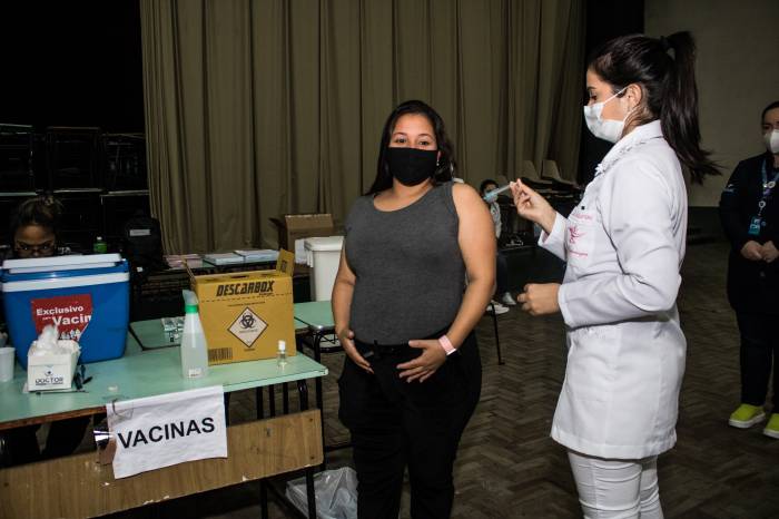 Nesta quinta-feira (23), idosos com 70 anos ou mais e imunossuprimidos receberão dose de reforço. Já profissionais da educação e pessoas com 18 anos ou mais serão imunizados com a segunda dose