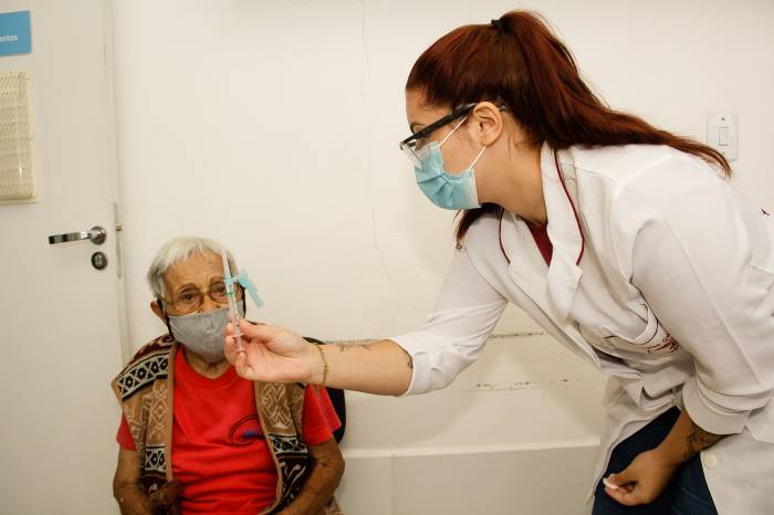 Segue a complementação da imunização para idosos com 85 anos ou mais e para profissionais de saúde