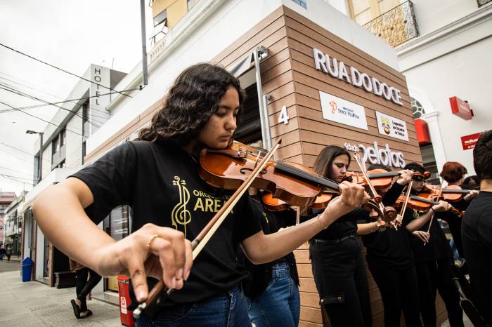 Orquestra Estudantil Municipal é destaque na Semana do Turismo, com apresentação no Centro de Pelotas e repertório misto de músicas eruditas e populares