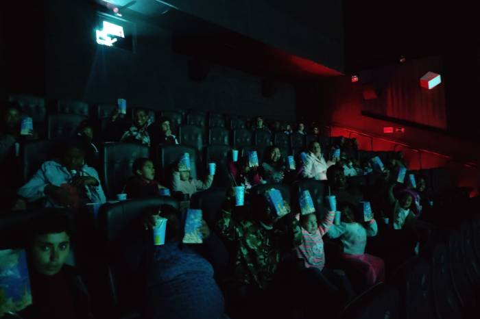 Realizada junto a Secretaria de Assistência Social, ação levou cerca de 70 crianças e adultos com deficiência, a uma sessão de cinema