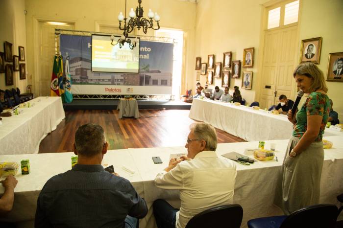 Projetos para qualificar a iluminação pública de Pelotas, ampliar o Canil Municipal e transformar o Horto em espaço de visitação foram algumas propostas apresentadas pela chefe do Executivo