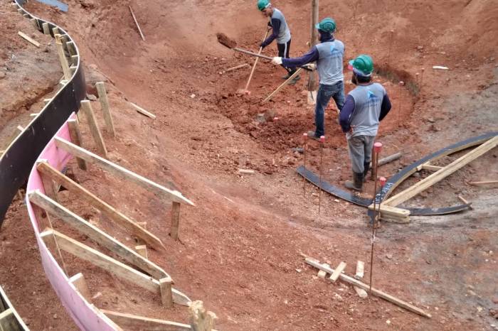 Equipes trabalham nas ferragens, concreto e aterro da estrutura que está sendo construída no Parque Dom Antônio Zattera. Investimento na requalificação é de emenda parlamentar e contrapartida do Município