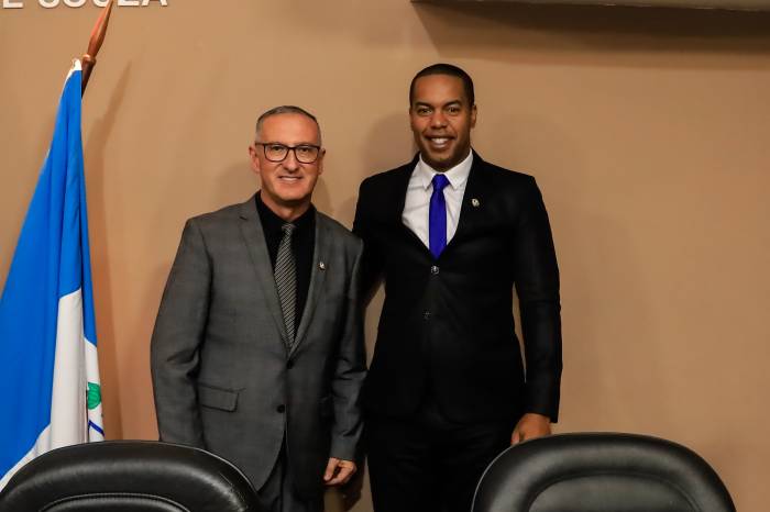 Vereador Marcos Ferreira representou a prefeita Paula na posse da Mesa Diretora, que será presidida pelo vereador César Brisolara em 2023