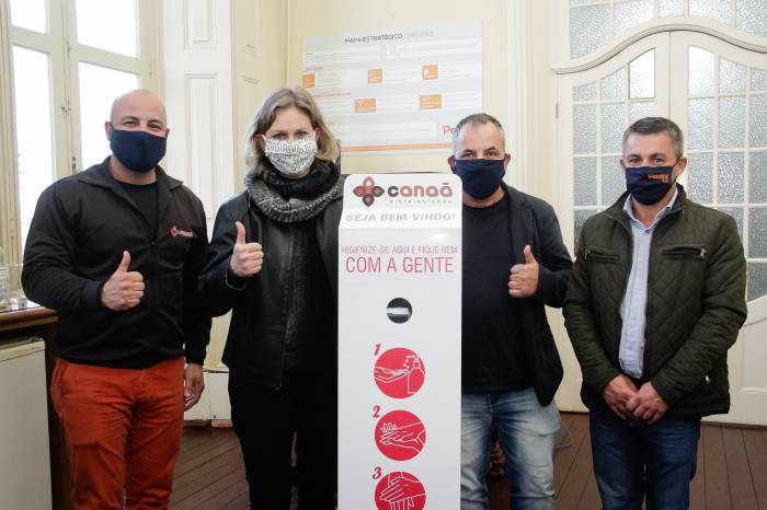 Equipamento permite higienizar as mãos por mecanismo acionado por pedal, mais seguro e com menor risco de contaminação