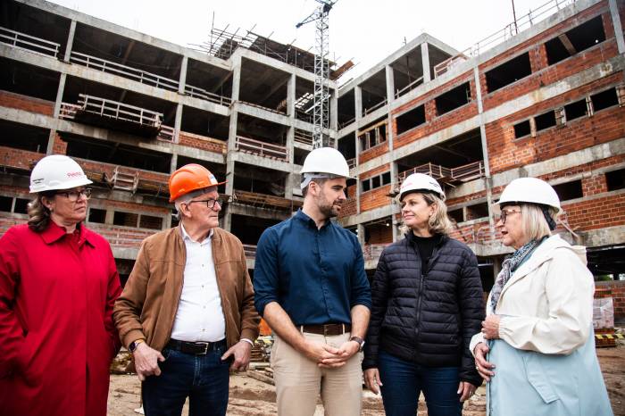 Obras do futuro Hospital de Pronto Socorro Regional e do Loteamento Estrada do Engenho foram visitadas nessa sexta-feira, quando também foi assinado o convênio para aquisição de 30 poltronas de hemodiálise para o Hospital São Francisco