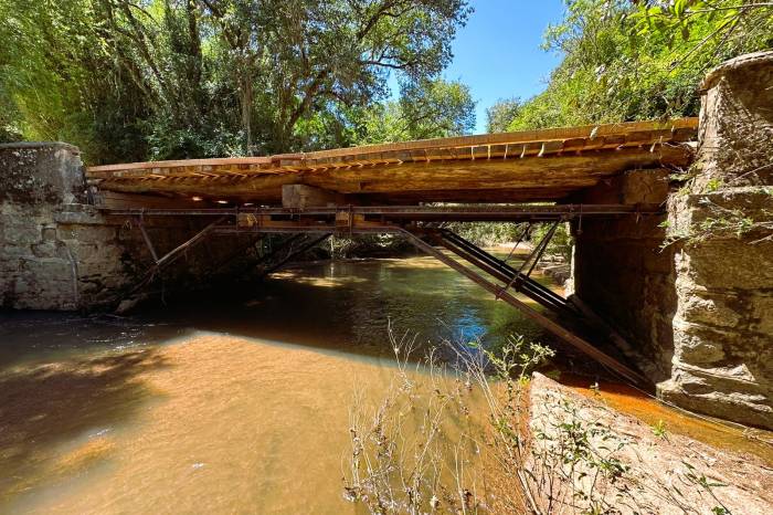 Estrutura de nove metros de extensão sobre o arroio Pelotas, na colônia Santa Helena, é importante para escoamento da safra do pêssego