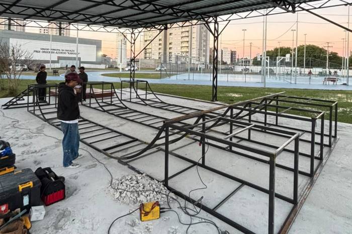 Estrutura em madeira está em andamento. Material é parte do Red Bull Building Drop, que levantou a maior rampa do mundo ano passado em Porto Alegre