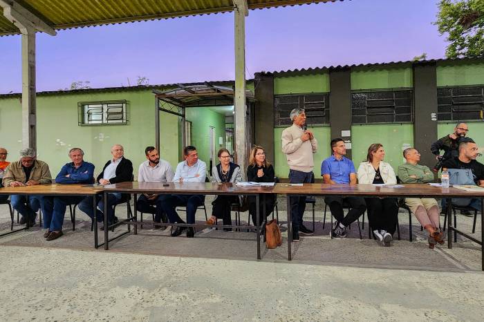 Durante duas horas e meia, prefeito Fernando Marroni e secretários ouviram as demandas dos moradores do Barro Duro