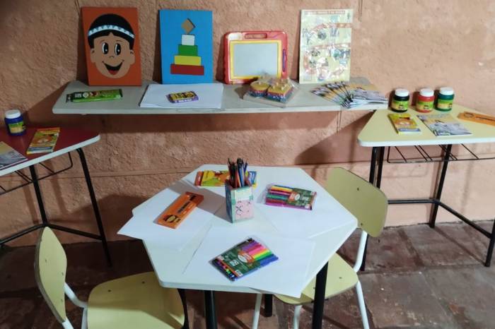 Local conta com brinquedos, jogos, livros e mobiliário infantil