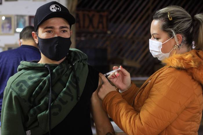 Nesta quarta-feira (4), foi a vez da aplicação da primeira dose no público com 28 anos ou mais que não conseguiu comparecer no drive-thru do Centro de Eventos