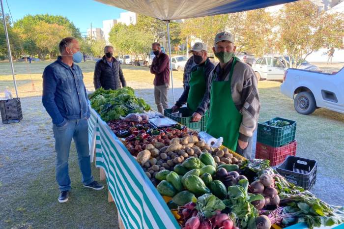 Na rua Guilherme Wetzel, seis bancas passam a comercializar produção de 20 integrantes da agricultura familiar da zona rural local