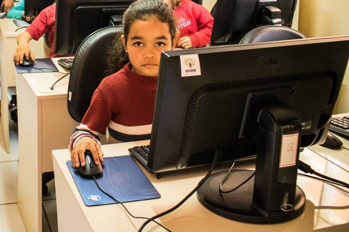 Atividades online, fundamentais para manter o vínculo do aluno com as escolas durante a pandemia, são desenvolvidas enquanto as aulas presenciais seguem sem previsão de retorno