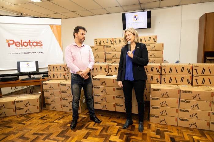 O total de equipamentos - 71 computadores e 18 notebooks - foi comprado com recursos federais vinculados a Assistência Social e emendas impositivas de vereadores