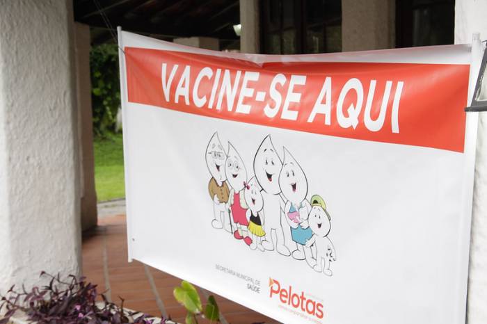 Idosos com 60 anos ou mais, profissionais da saúde e crianças de seis meses a menores de cinco anos podem receber a aplicação das vacinas nas UBSs e no Centro de Especialidades