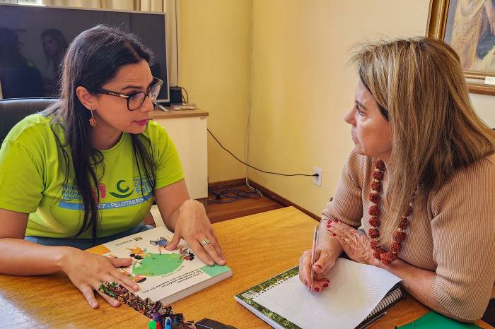 Miriam Marroni recebeu da enfermeira Vanessa Pedroso o documento que orienta as políticas públicas voltas à Primeira Infância