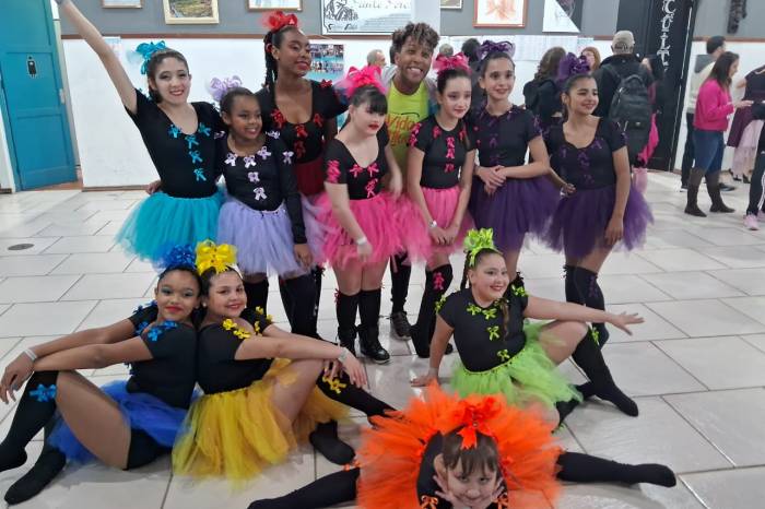 Participaram da competição 18 bailarinas de dois núcleos do projeto