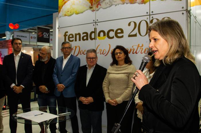 Sede do governo estadual se instalou na 28ª Fenadoce, por meio da iniciativa Avançar pelo Rio Grande. Prefeita também foi anfitriã da reunião entre o governador Ranolfo e gestores da Azonasul