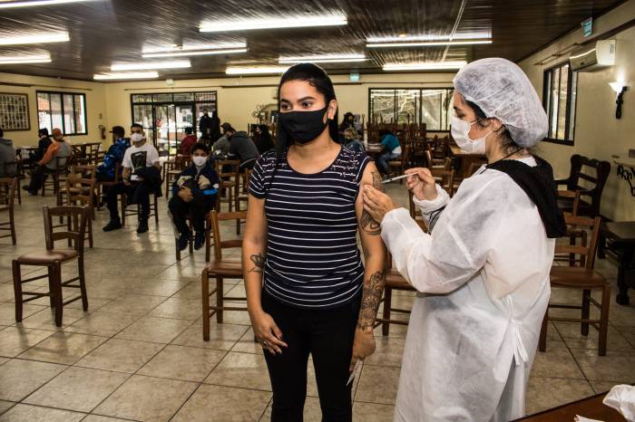 Vacinação contra a Covid-19 realizou-se nos bairros para quem tem 26 anos ou mais