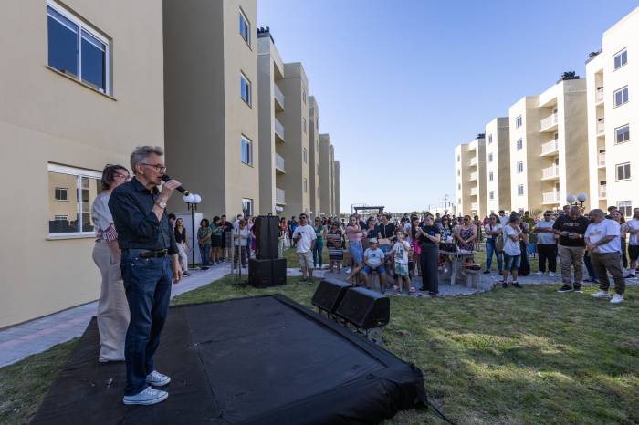 Prefeito em exercício acompanhou entrega das chaves em empreendimento no Umuharama que vai receber 140 famílias