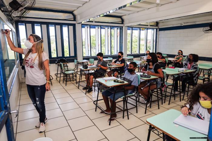 Retomada das atividades totalmente presenciais nas escolas de Educação Infantil e Fundamental e reuniões entre famílias e equipes diretivas acontecem nesta quarta-feira (23)