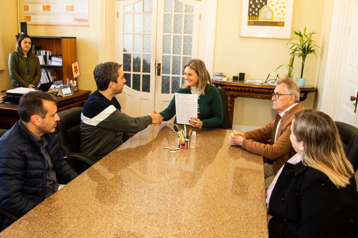 Prefeita assinou contrato para compra do veículo, com recursos viabilizados por emenda do deputado federal Daniel Trzeciak