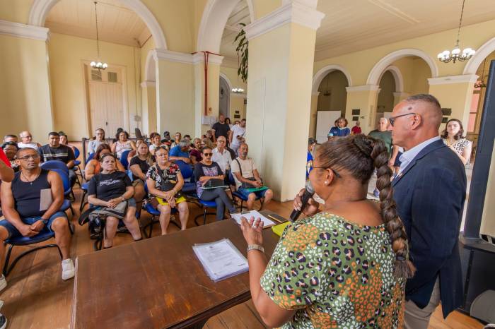 A entrega aconteceu nesta sexta-feira (23) e contou com a presença da prefeita em exercício, Daniela Brisolara e do secretário de habitação, Marcos Ferreira.